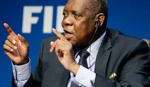 CAF : Hayatou brise le silence