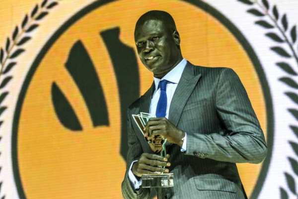 Amadou gallo Fall recevant le prix "African Leader in Sport for Development" 