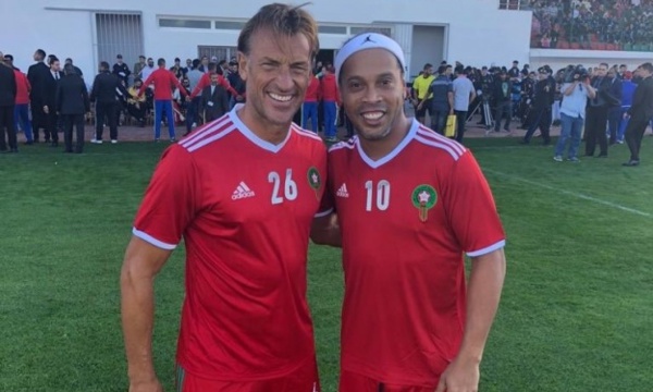 Au Maroc : Ronaldinho régale le public dans un match de gala