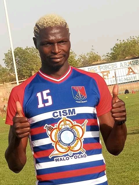 Burkina Faso : Aristide Bancé pose avec son nouveau maillot