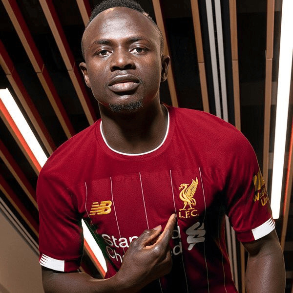 Liverpool : Sadio Mané pose avec les nouveaux maillots des Reds