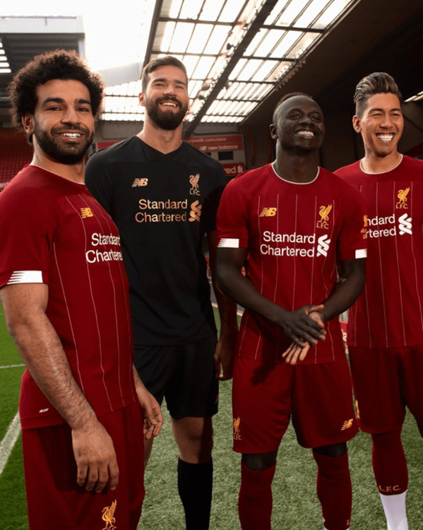 Liverpool : Sadio Mané pose avec les nouveaux maillots des Reds