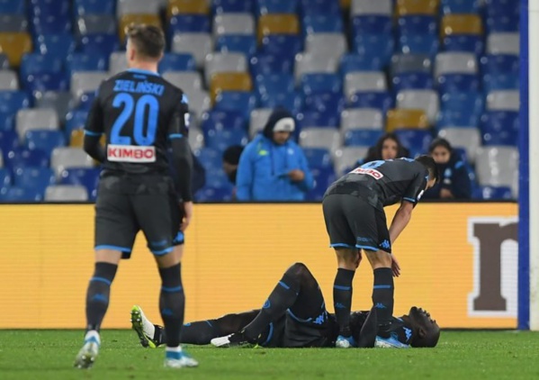 Naples : Kalidou Koulibaly sort sur blessure après quatre minutes de jeu