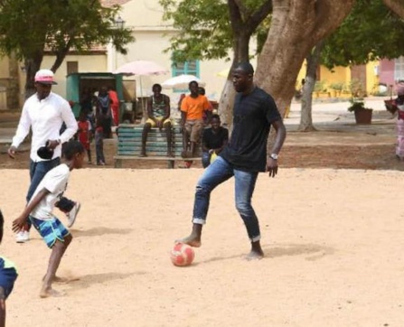 L’énorme don de Kalidou Koulibaly au Sénégal : Une cargaison de médicaments d’ambulances et de vivres