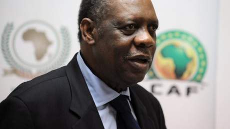 CAF : abasourdi et remonté, Hayatou veut rester important