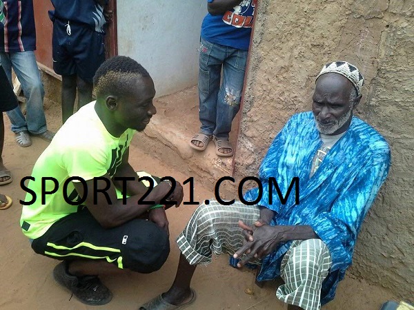 Saliou ciss équipe la mosquée de son village natal Kholpa.