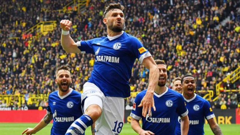 Bundesliga : Schalke s’offre le derby contre Dortmund et ouvre une voie royale au Bayern Munich