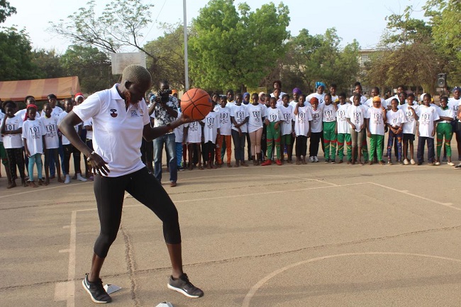 Burkina : Plus de 100 filles en stage d’initiation avec Astou Ndiaye