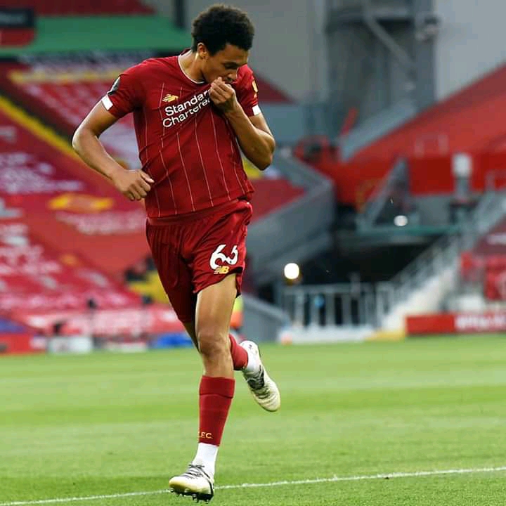 Premier League : Alexander-Arnold élu meilleur jeune joueur