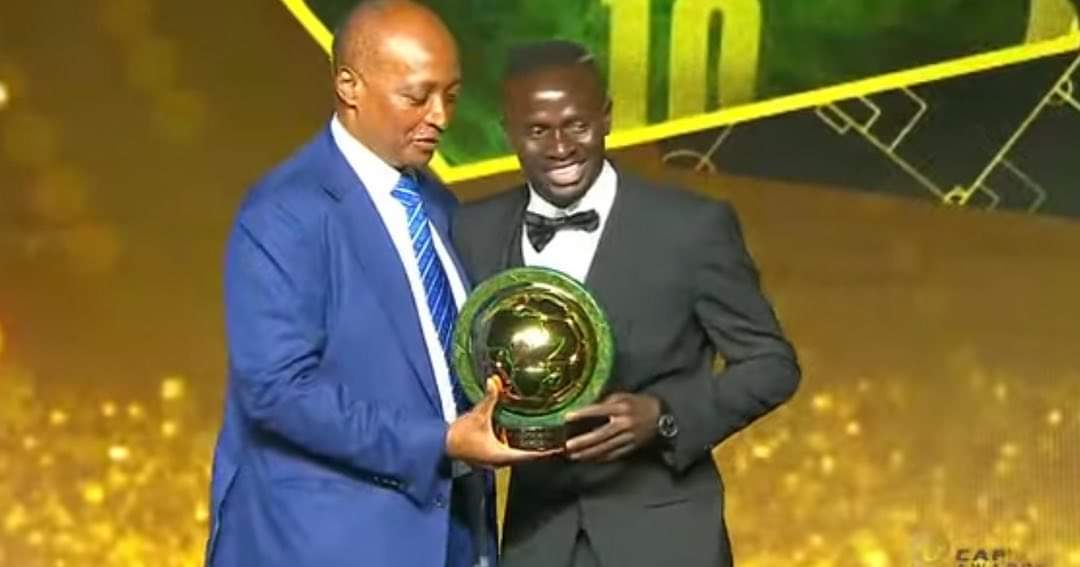 CAF Awards 2022 : Sadio Mané mange à la table d’El Hadji Diouf