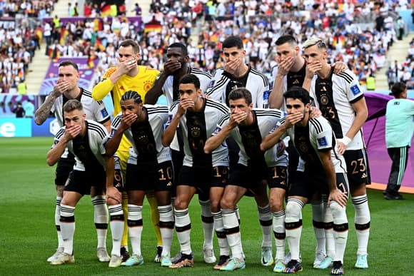 CDM : Les joueurs allemands se cachent la bouche lors de la séance photo d’avant match