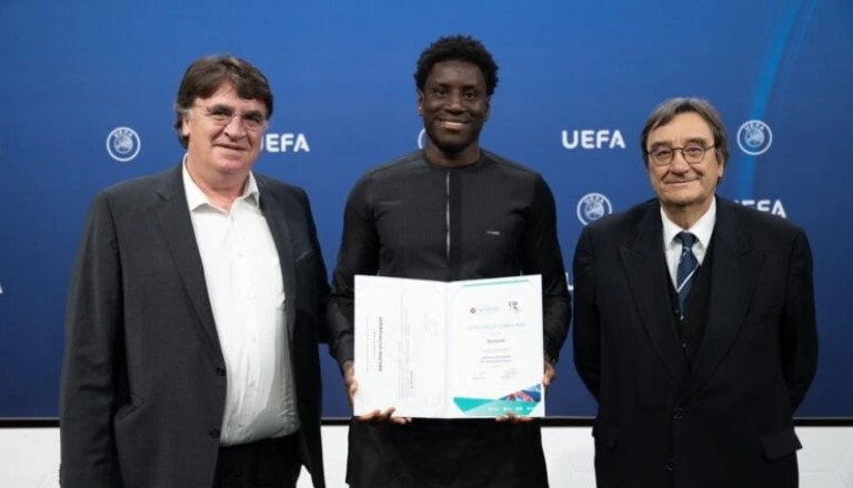 Demba Ba décroche son Master en Gestion du Sport UEFA