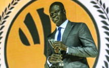 Amadou gallo Fall recevant le prix "African Leader in Sport for Development" 