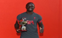 Elu meilleur joueur de la Premier League par les fans, Sadio Mané a reçu son trophée