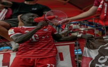 Bayern: Sadio Mané invité dans les tribunes par les supporters (VIDEO)